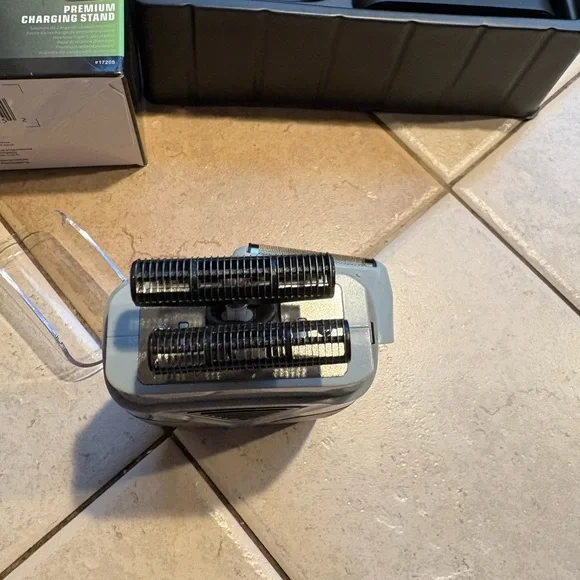 Andis Profoil Lithium Plus Shaver - Picture 4 of 7